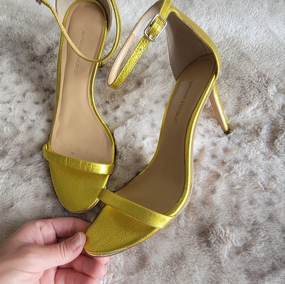 Leather Ankle Strap Sandal, size 6.5 metallic yellow gold - Picture 8 of 9